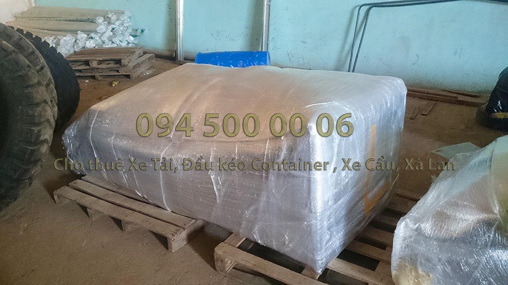 (Ảnh: đóng kiện gỗ hàng hóa; Cty Con Rùa Biển nhận vận chuyển và kiêm cả việc đóng kiện gỗ nếu đó là hàng hóa dễ hư hỏng khi vận chuyển, kiện gỗ đảm bảo tiêu chuẩn vận chuyển an toàn; trong ảnh là ghế sofa đã được bao bọc kỹ) (Ảnh: đóng kiện gỗ hàng hóa; Cty Con Rùa Biển nhận vận chuyển và kiêm cả việc đóng kiện gỗ nếu đó là hàng hóa dễ hư hỏng khi vận chuyển, kiện gỗ đảm bảo tiêu chuẩn vận chuyển an toàn; trong ảnh là ghế sofa đã được bao bọc kỹ)