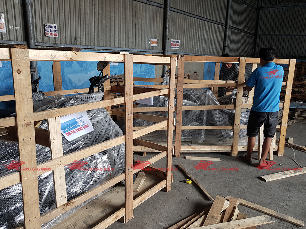 (Ảnh: Chành xe đi Phú Quốc, CON RÙA BIỂN đang đóng kiện gỗ hàng giá trị cao, trong ảnh: là đang đóng kiện gỗ cho xe máy Phân khối lớn, an toàn trong quá trình vận chuyển đi đường dài) CHANH XE VAN CHUYEN HANG HOA DI PHU QUOC 11