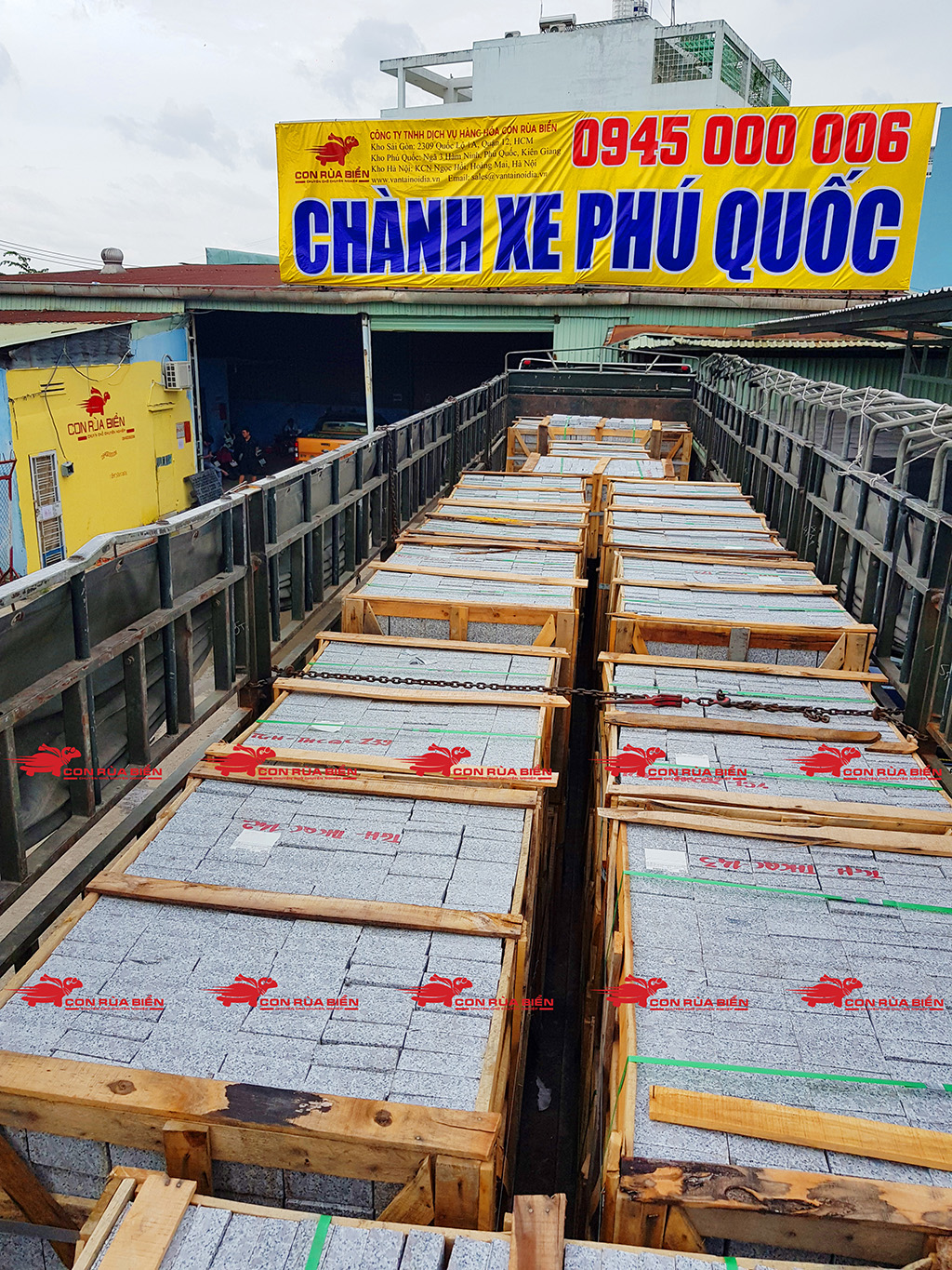 (Ảnh: Chành xe đi Phú Quốc CON RÙA BIỂN vận chuyển hàng hóa số lượng nhiều bằng container đầu kéo mui bạc để dễ dàng cẩu hàng lên xuống tại Công trình ở Phú Quốc) CHANH XE VAN CHUYEN HANG HOA DI PHU QUOC 7