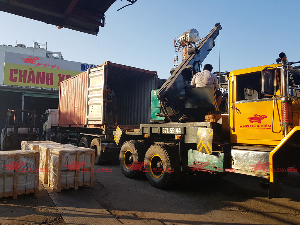 (Ảnh: Chành xe Phú Quốc - CON RÙA BIỂN đang rút container sang xe tải, để vận chuyển tiết kiệm, giá rẻ thay vì phải kéo nguyên container đi Phú Quốc từ Sài Gòn)