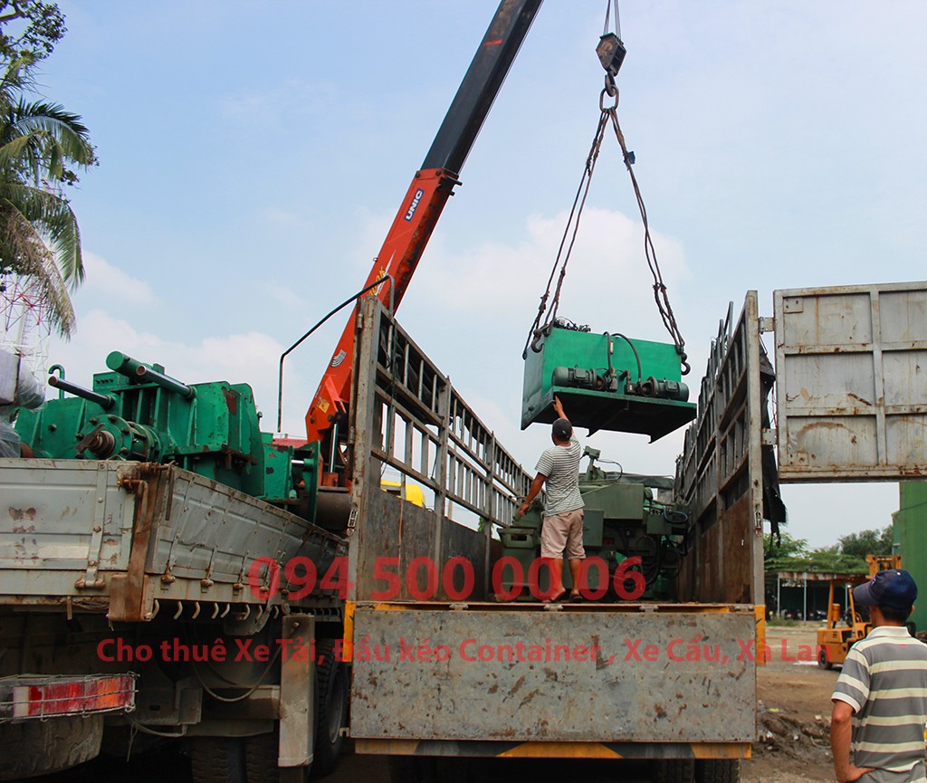 (Ảnh: Chành xe Phú Quốc công ty CON RÙA BIỂN đang nhận máy móc thiết bị hạng nặng từ HCM đi Phú Quốc) (Ảnh: Chành xe Phú Quốc công ty CON RÙA BIỂN đang cung cấp dịch vụ cho thuê xe tải đi Phú Quốc