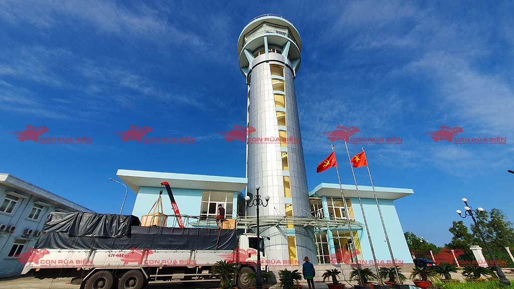(Ảnh: Chành xe Phú Quốc công ty CON RÙA BIỂN đang giao hàng thiết bị bóng đèn cho Sân Bay Phú Quốc từ HCM đi ra đảo Phú Quốc, cho thuê xe tải nguyên chiếc) (Ảnh: Chành xe Phú Quốc công ty CON RÙA BIỂN đang giao hàng thiết bị bóng đèn cho Sân Bay Phú Quốc từ HCM đi ra đảo Phú Quốc, cho thuê xe tải nguyên chiếc)