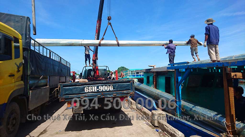 Ảnh: Cho thuê xe cẩu tại Hà Tiên, Kiên Giang: Cty Con Rùa Biển đang nhận Cẩu kết cẩu thép từ trên xe tải xuống tàu biển để vận chuyển từ đất liền qua đảo Phú Quốc sau đó đi tiếp từ Phú quốc qua đảo Hòn Thơm Ảnh: Dịch vụ Cho thuê xe cẩu tại Hà Tiên, Kiên Giang: Cty Con Rùa Biển đang nhận Cẩu kết cẩu thép từ trên xe tải xuống tàu biển để vận chuyển từ đất liền qua đảo Phú Quốc sau đó đi tiếp từ Phú quốc qua đảo Hòn Thơm