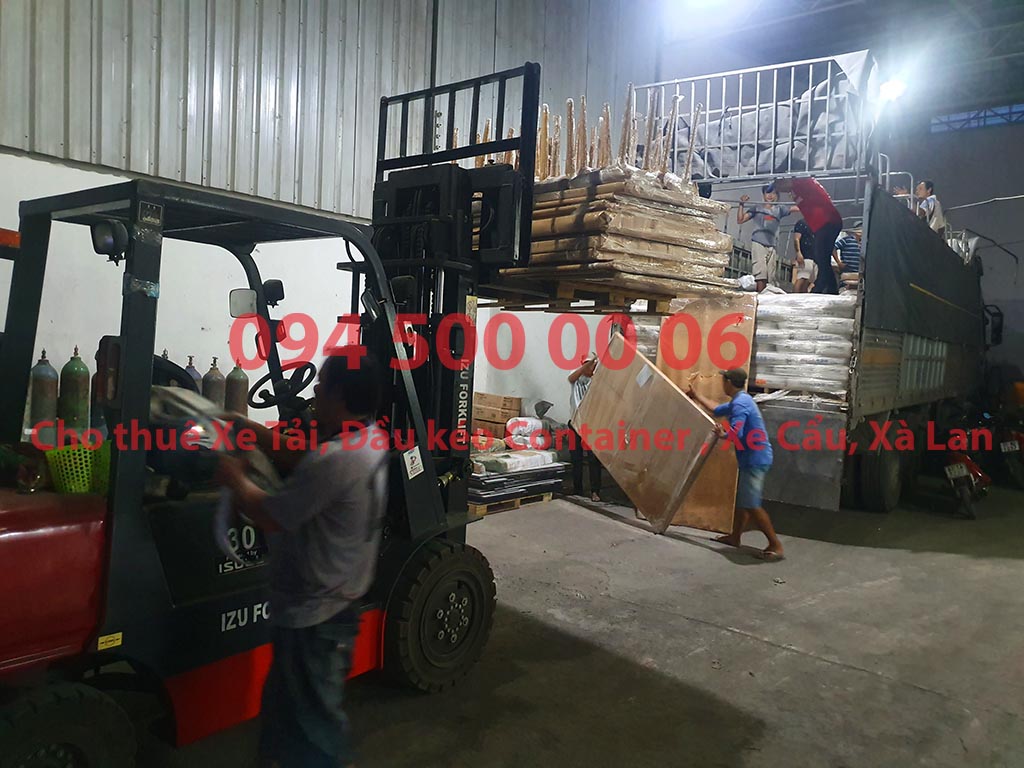 (Ảnh: Chành xe Phú Quốc công ty CON RÙA BIỂN đang ghép hàng hóa nội thất lên xe tải tại Bãi xe HCM để vận chuyển các loại hàng hóa nhỏ lẻ đi ghép ra đảo Phú Quốc) (Ảnh: Chành xe Phú Quốc công ty CON RÙA BIỂN đang ghép hàng hóa nội thất lên xe tải tại Bãi xe HCM để vận chuyển các loại hàng hóa nhỏ lẻ đi ghép ra đảo Phú Quốc)