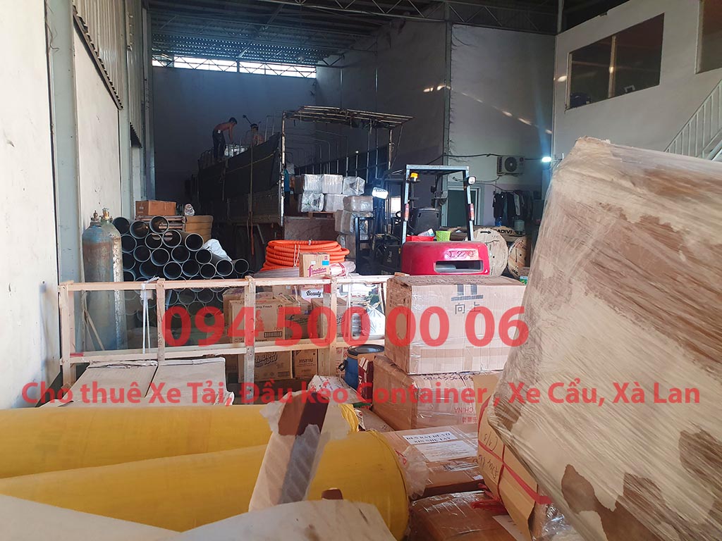 (Ảnh: Chành xe Phú Quốc công ty CON RÙA BIỂN đang ghép hàng hóa nhỏ lẻ lên xe tải tại Bãi xe HCM để vận chuyển các loại hàng hóa nhỏ lẻ đi ghép ra đảo Phú Quốc) (Ảnh: Chành xe Phú Quốc công ty CON RÙA BIỂN đang ghép hàng hóa nhỏ lẻ lên xe tải tại Bãi xe HCM để vận chuyển các loại hàng hóa nhỏ lẻ đi ghép ra đảo Phú Quốc)