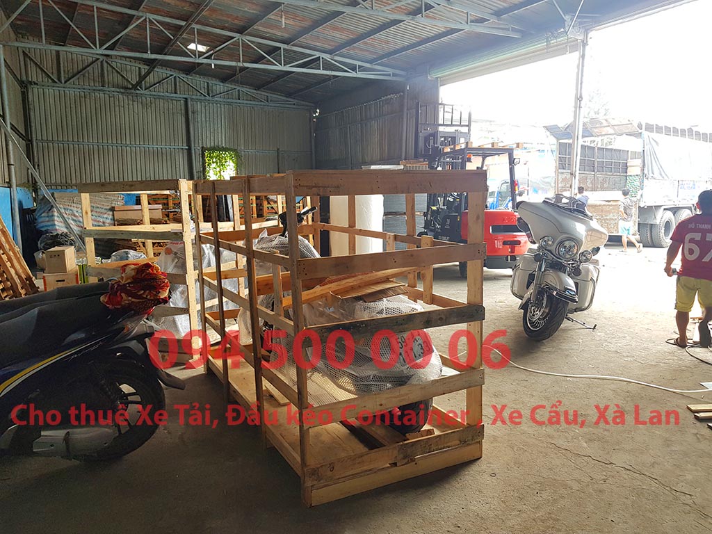 (Ảnh: xe máy phân khối lớn (mô tô) đã được Chành xe Phú Quốc công ty CON RÙA BIỂN nhận và đóng kiện gỗ để ghép xe tải tại Bãi xe HCM để vận chuyển cùng các loại hàng hóa nhỏ lẻ đi ghép ra đảo Phú Quốc) (Ảnh: xe máy phân khối lớn (mô tô) đã được Chành xe Phú Quốc công ty CON RÙA BIỂN nhận và đóng kiện gỗ để ghép xe tải tại Bãi xe HCM để vận chuyển cùng các loại hàng hóa nhỏ lẻ đi ghép ra đảo Phú Quốc)