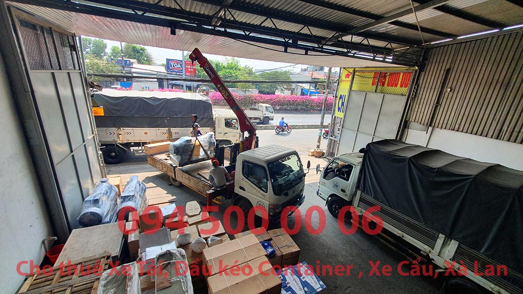 (Ảnh: Chành xe Phú Quốc công ty CON RÙA BIỂN đang nhận hàng máy bơm của khách hàng đưa đến kho, để chiều chiều bắt đầu ghép hàng hóa nhỏ lẻ lên xe tải tại Bãi xe HCM để vận chuyển các loại hàng hóa nhỏ lẻ đi ghép ra đảo Phú Quốc) (Ảnh: Chành xe Phú Quốc công ty CON RÙA BIỂN đang nhận hàng máy bơm của khách hàng đưa đến kho, để chiều chiều bắt đầu ghép hàng hóa nhỏ lẻ lên xe tải tại Bãi xe HCM để vận chuyển các loại hàng hóa nhỏ lẻ đi ghép ra đảo Phú Quốc)