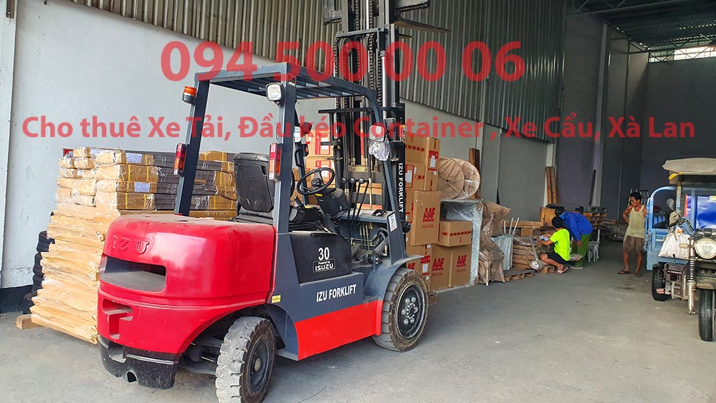 (Ảnh: Chành xe Phú Quốc công ty CON RÙA BIỂN đang nhận dịch vụ hàng nhỏ lẻ đi ghép của khách hàng tại Bãi xe HCM để vận chuyển các loại hàng hóa nhỏ lẻ đi ghép ra đảo Phú Quốc)