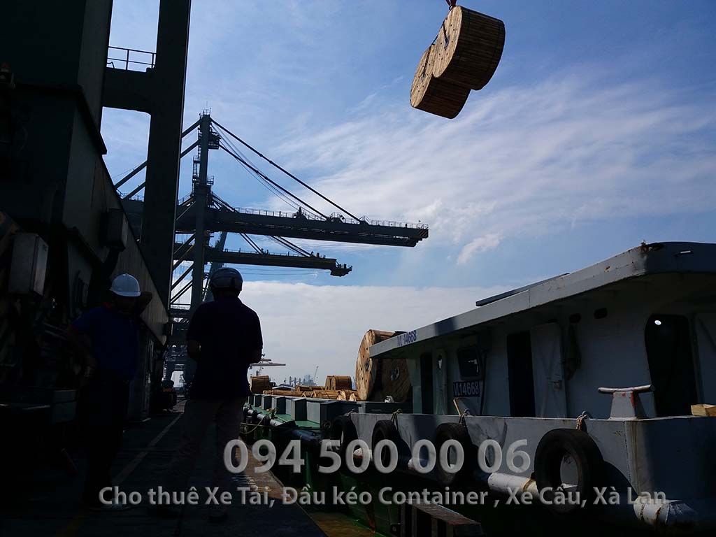 (Ảnh: Vận chuyển hàng hóa đường thủy - đường biển - cho thuê xà lan ; Cty Con Rùa Biển đang thực hiện dự án vận chuyển cáp điện, trong ảnh là đang nhận cáp điện từ trên cảng bỏ xuống xà lan để bắt đầu vận chuyển cho một hành trình dài ở các tỉnh miền tây) (Ảnh: Vận chuyển hàng hóa đường thủy - đường biển - cho thuê xà lan ; Cty Con Rùa Biển đang thực hiện dự án vận chuyển cáp điện, trong ảnh là đang nhận cáp điện từ trên cảng bỏ xuống xà lan để bắt đầu vận chuyển cho một hành trình dài ở các tỉnh miền tây)