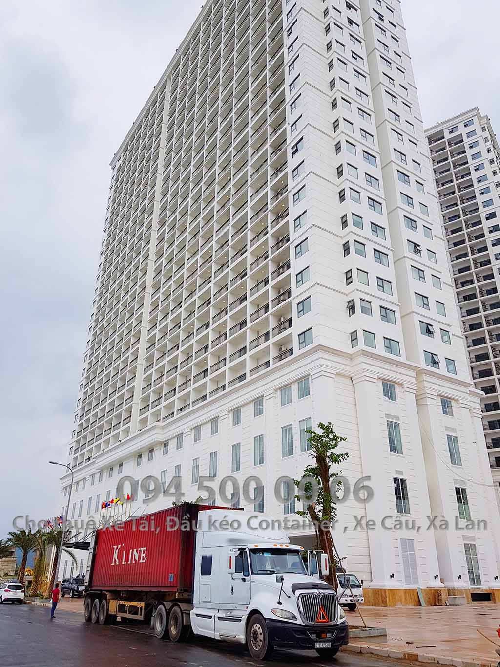 (Ảnh: Vận chuyển hàng Nội Thất bắc nam từ Bình Dương đi Đà Nẵng; Trong ảnh là xe container đang đợi để chuẩn bị đưa hàng vào tầng hầm) (Ảnh: Vận chuyển hàng Nội Thất bắc nam từ Bình Dương đi Đà Nẵng; Trong ảnh là xe container đang đợi để chuẩn bị đưa hàng vào tầng hầm)