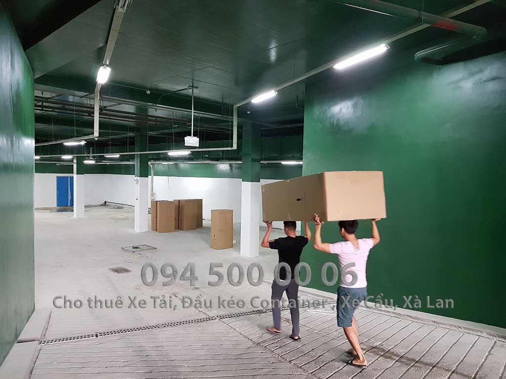 (Ảnh: Vận chuyển hàng Nội Thất bắc nam; nhân công đang bốc vát từng thùng hàng nội thất, từ ngoài vào tầng hầm của tòa nhà Golden Bay Đà Nẵng, để từ tầng hầm phân loại, sau đó đưa lên tầng cao, phân loại theo từng phòng) (Ảnh: Vận chuyển hàng Nội Thất bắc nam; nhân công đang bốc vát từng thùng hàng nội thất, từ ngoài vào tầng hầm của tòa nhà Golden Bay Đà Nẵng, để từ tầng hầm phân loại, sau đó đưa lên tầng cao, phân loại theo từng phòng)