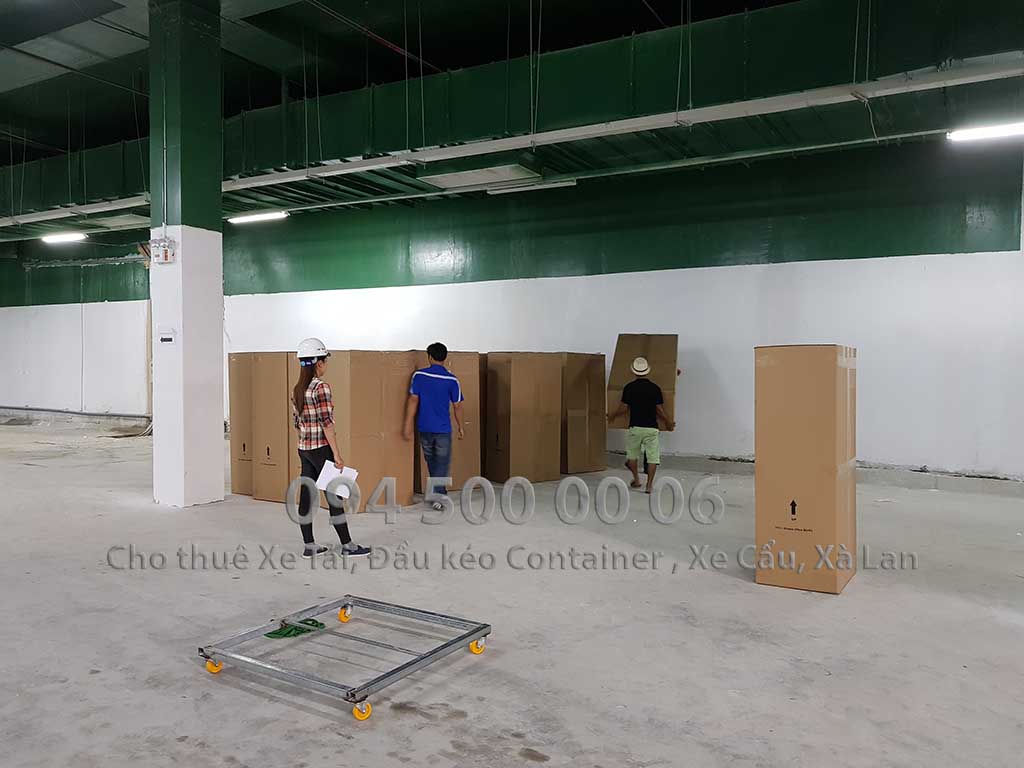 (Ảnh: Vận chuyển hàng Nội Thất bắc nam ; nhân công đang sắp xếp và phân loại trước khi đưa lên tầng cao tại tòa nhà Golden Bay Đà Nẵng) (Ảnh: Vận chuyển hàng Nội Thất bắc nam ; nhân công đang sắp xếp và phân loại trước khi đưa lên tầng cao tại tòa nhà Golden Bay Đà Nẵng)