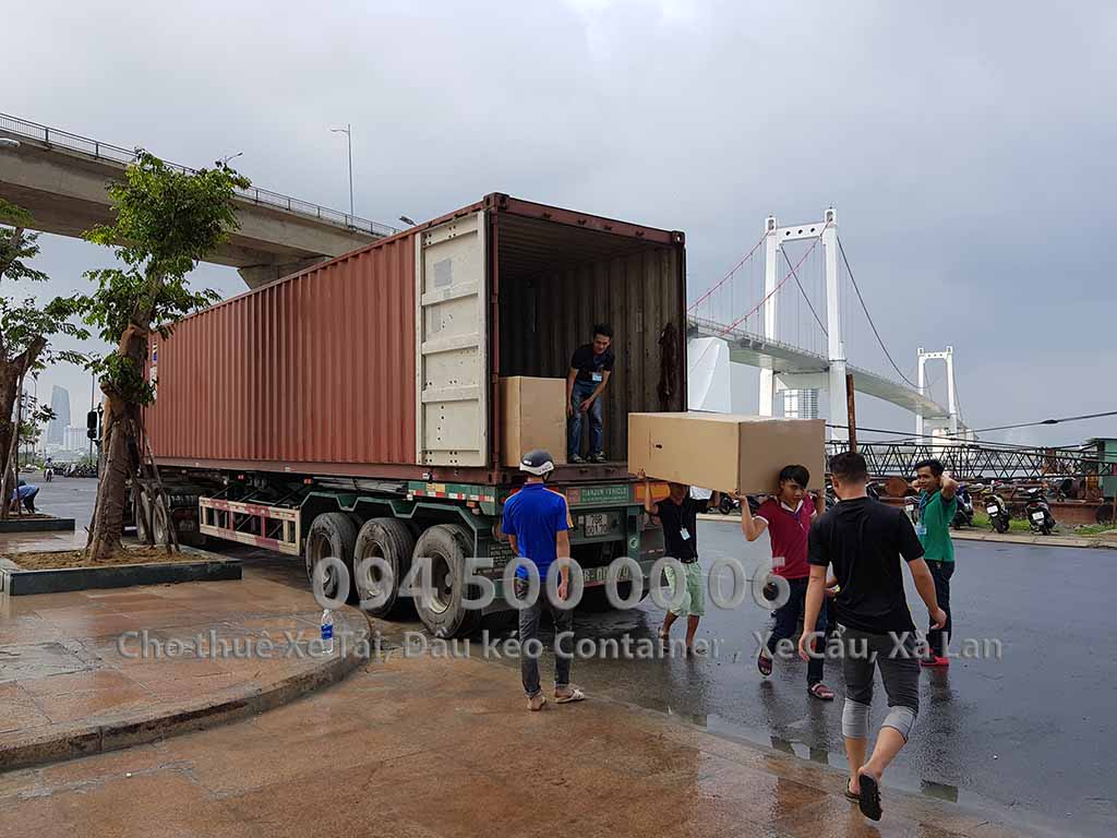 (Ảnh: Vận chuyển hàng Nội Thất bắc nam từ Bình Dương đi Đà Nẵng; Trong ảnh là nhân công đang bốc xếp từ thùng hàng nội thất để đưa vào sảnh) (Ảnh: Vận chuyển hàng Nội Thất bắc nam từ Bình Dương đi Đà Nẵng; Trong ảnh là nhân công đang bốc xếp từ thùng hàng nội thất để đưa vào sảnh)