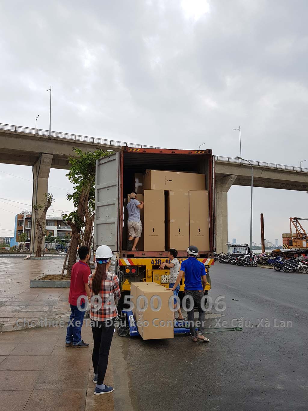 (Ảnh: Vận chuyển hàng Nội Thất bắc nam từ Bình Dương đi Đà Nẵng; Trong ảnh là nhân công được điều đến công trình để rút hàng trong xe container đang đợi để chuẩn bị đưa hàng vào tầng hầm) (Ảnh: Vận chuyển hàng Nội Thất bắc nam từ Bình Dương đi Đà Nẵng; Trong ảnh là nhân công được điều đến công trình để rút hàng trong xe container đang đợi để chuẩn bị đưa hàng vào tầng hầm)