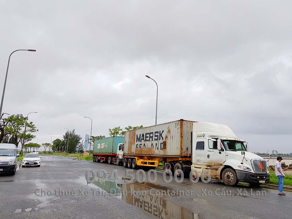 (Ảnh: Vận chuyển hàng Nội Thất bắc nam từ Bình Dương đi Đà Nẵng; Trong ảnh là xe container đang đợi để chuẩn bị đưa hàng vào tầng hầm) (Ảnh: Vận chuyển hàng Nội Thất bắc nam từ Bình Dương đi Đà Nẵng; Trong ảnh là xe container đang đợi để chuẩn bị đưa hàng vào tầng hầm)