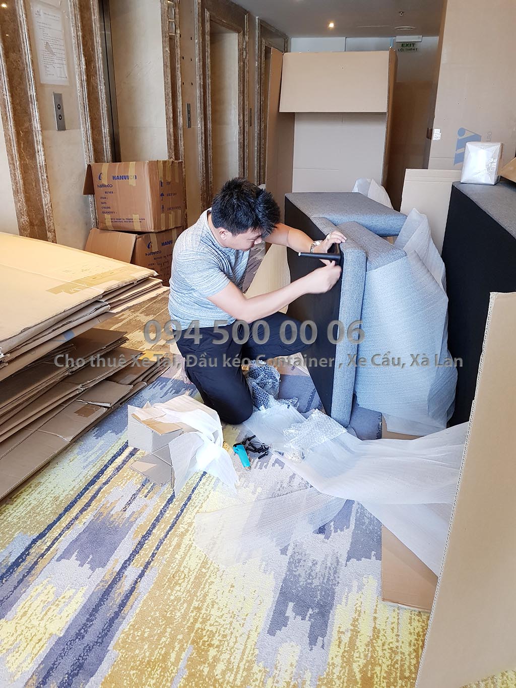 (Ảnh: Vận chuyển hàng Nội Thất bắc nam từ Bình Dương đi Đà Nẵng; đang thực hiện công việc lắp ráp nội thất) (Ảnh: Vận chuyển hàng Nội Thất bắc nam từ Bình Dương đi Đà Nẵng; đang thực hiện công việc lắp ráp nội thất)