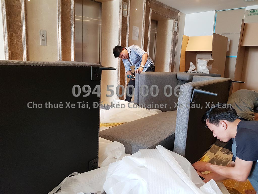 (Ảnh: Vận chuyển hàng Nội Thất bắc nam từ Bình Dương đi Đà Nẵng; Trong ảnh là mọi người đang tháo thùng và lấp ráp nội thất) (Ảnh: Vận chuyển hàng Nội Thất bắc nam từ Bình Dương đi Đà Nẵng; Trong ảnh là mọi người đang tháo thùng và lấp ráp nội thất)