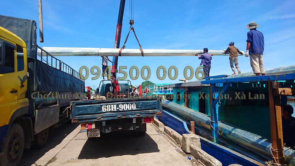 (Ảnh: Dự án vận chuyển cột đèn sắt thép từ Đồng Nai đi Phú Quốc, được cty Con Rùa Biển vận chuyển kết hợp đa phương thức bằng đường bộ, đường biển, với các loại phương tiện chuyên dụng từ Đầu kéo container mui bạc, cho đến xe tải và kết hợp cả tàu biển để đưa hàng đến chân công trình) (Ảnh: Dự án vận chuyển cột đèn sắt thép từ Đồng Nai đi Phú Quốc, được cty Con Rùa Biển vận chuyển kết hợp đa phương thức bằng đường bộ, đường biển, với các loại phương tiện chuyên dụng từ Đầu kéo container mui bạc, cho đến xe tải và kết hợp cả tàu biển để đưa hàng đến chân công trình)