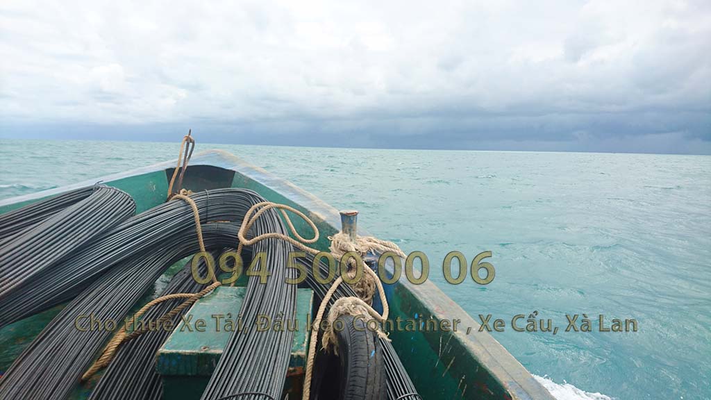 (Ảnh: Dự án vận chuyển cột đèn sắt thép từ Đồng Nai đi Phú Quốc, được cty Con Rùa Biển vận chuyển kết hợp đa phương thức bằng đường bộ, đường biển, với các loại phương tiện chuyên dụng từ Đầu kéo container mui bạc, cho đến xe tải và kết hợp cả tàu biển để đưa hàng đến chân công trình) (Ảnh: Dự án vận chuyển cột đèn sắt thép từ Đồng Nai đi Phú Quốc, được cty Con Rùa Biển vận chuyển kết hợp đa phương thức bằng đường bộ, đường biển, với các loại phương tiện chuyên dụng từ Đầu kéo container mui bạc, cho đến xe tải và kết hợp cả tàu biển để đưa hàng đến chân công trình)