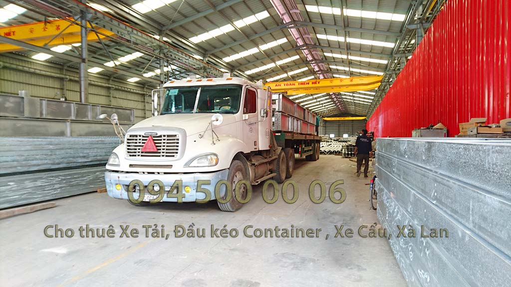 (Ảnh: Dự án vận chuyển cột đèn sắt thép từ Đồng Nai đi Phú Quốc, được cty Con Rùa Biển vận chuyển kết hợp đa phương thức bằng đường bộ, đường biển, với các loại phương tiện chuyên dụng từ Đầu kéo container mui bạc, cho đến xe tải và kết hợp cả tàu biển để đưa hàng đến chân công trình)