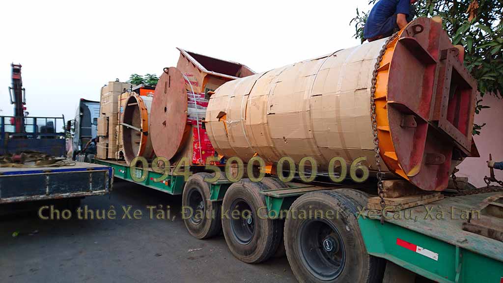 (Ảnh:Con Rùa Biển vận chuyển Lò Đốt Rác từ Long An đi Hà Nội, trong ảnh là lái xe đầu kéo đang ràng buộc hàng hóa cẩn thận trước khi cho xe chạy) (Ảnh:Con Rùa Biển vận chuyển Lò Đốt Rác từ Long An đi Hà Nội, trong ảnh là lái xe đầu kéo đang ràng buộc hàng hóa cẩn thận trước khi cho xe chạy)