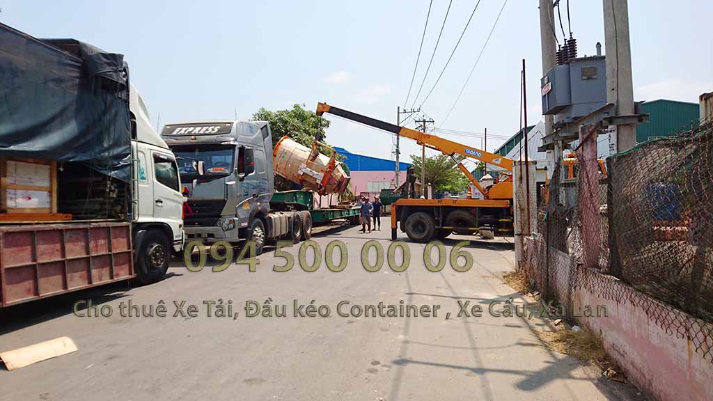 (Ảnh:Con Rùa Biển vận chuyển Lò Đốt Rác từ Long An đi Hà Nội, trong ảnh là lái xe cẩu đang đưa kiện phụ kiện từ dưới đất lên xe đầu kéo chuyên dụng chở hàng quá khổ) (Ảnh:Con Rùa Biển vận chuyển Lò Đốt Rác từ Long An đi Hà Nội, trong ảnh là lái xe cẩu đang đưa kiện phụ kiện từ dưới đất lên xe đầu kéo chuyên dụng chở hàng quá khổ)