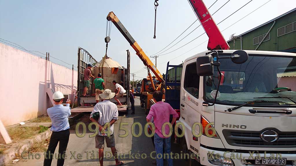 (Ảnh:Con Rùa Biển vận chuyển Lò Đốt Rác từ Long An đi Hà Nội, trong ảnh là lái xe cẩu đang đưa kiện Lò Đốt Rác từ dưới đất lên xe xe tải để đi ra bắc) (Ảnh:Con Rùa Biển vận chuyển Lò Đốt Rác từ Long An đi Hà Nội, trong ảnh là lái xe cẩu đang đưa kiện Lò Đốt Rác từ dưới đất lên xe xe tải để đi ra bắc)