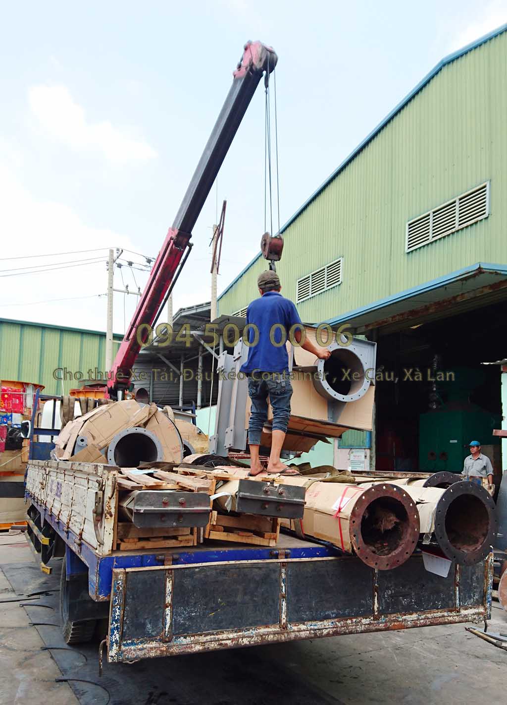 (Ảnh: Dự án vận chuyển lò đốt rác từ Long an Đi Hà Nội; trong ảnh lái xe đang thực hiện việc di chuyển hàng từ trong kho qua xe tải lớn) (Ảnh: Dự án vận chuyển lò đốt rác từ Long an Đi Hà Nội; trong ảnh lái xe đang thực hiện việc di chuyển hàng từ trong kho qua xe tải lớn)