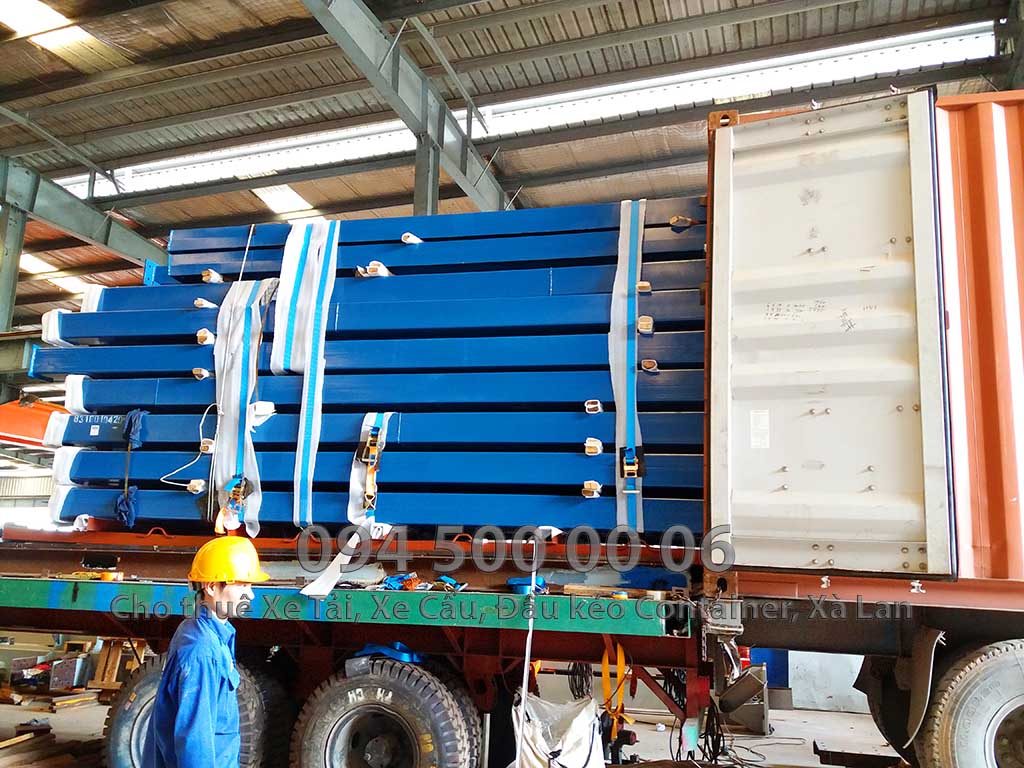 (Ảnh tin tức: Chành Xe Sài Gòn Phú Quốc - Con Rùa Biển; Trong ảnh là cảnh xe đầu kéo đang đóng hàng kết cấu thép từ Long An để vận chuyển đi Phú Quốc)