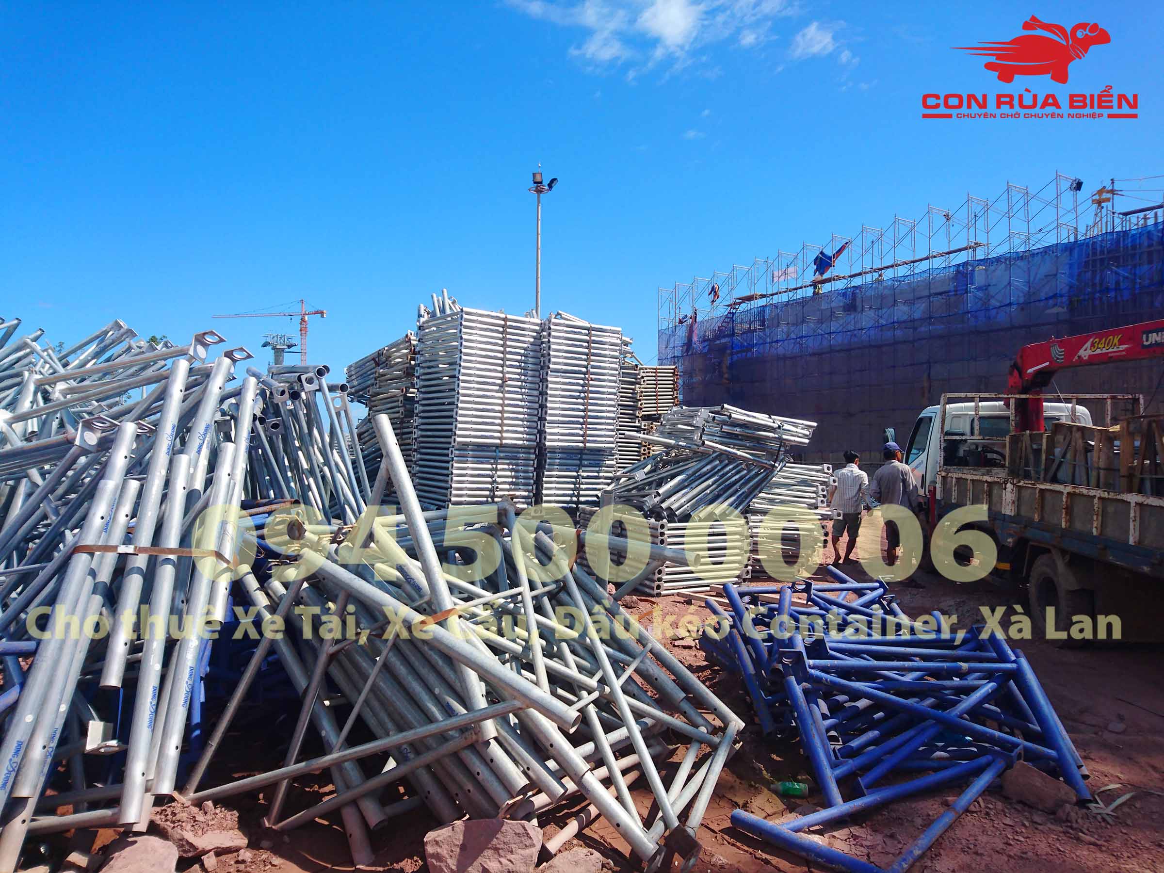 (Ảnh: Dự án vận chuyển Giàn Giáo công trình đi Phú Quốc - Chành xe Phú Quốc - Con Rùa Biển; trong ảnh là cảnh xe cẩu nhỏ đang di chuyển giàn giáo tại công trình ở an thới Phú Quốc) (Ảnh: Dự án vận chuyển Giàn Giáo công trình đi Phú Quốc - Chành xe Phú Quốc - Con Rùa Biển; trong ảnh là cảnh xe cẩu nhỏ đang di chuyển giàn giáo tại công trình ở an thới Phú Quốc)