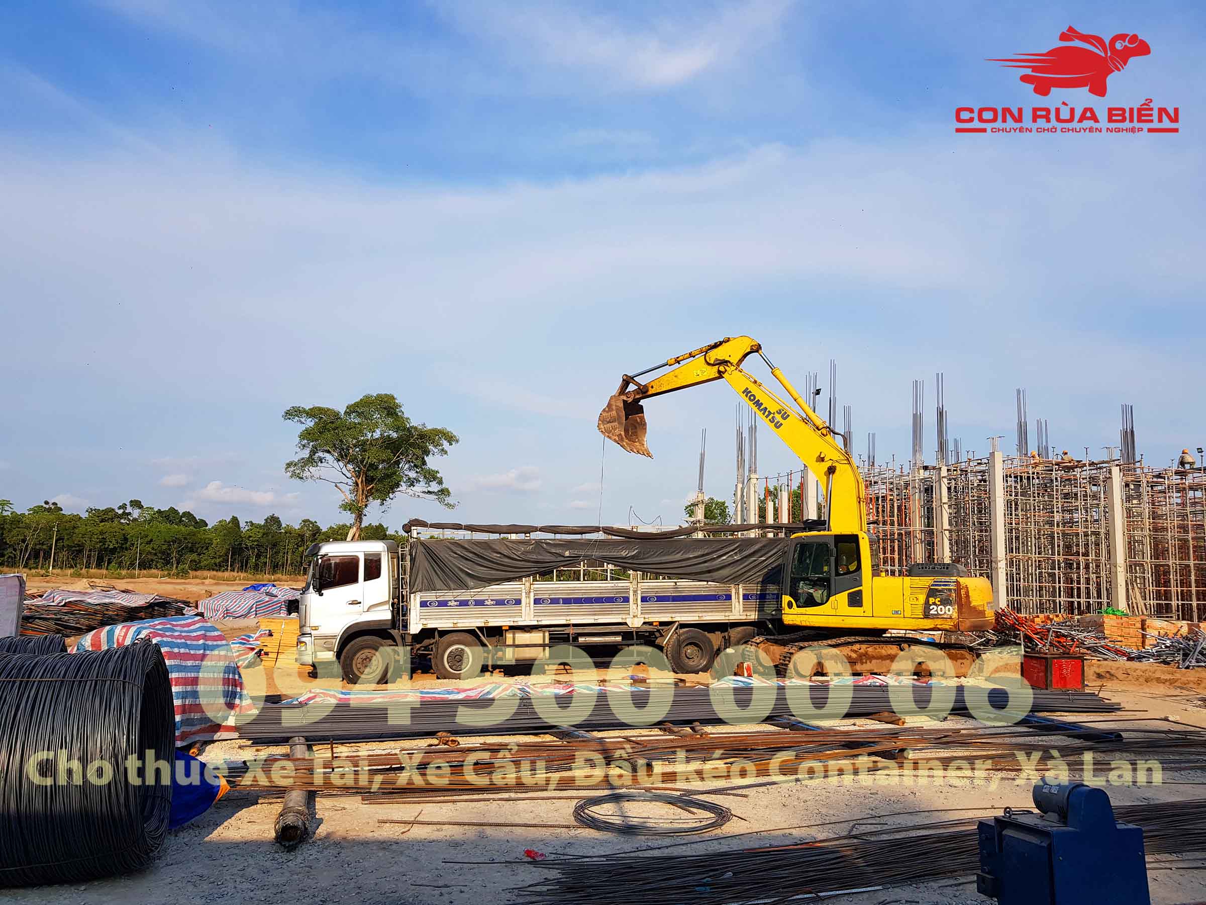 (Ảnh: Dự án vận chuyển Giàn Giáo công trình đi Phú Quốc - Chành xe Phú Quốc - Con Rùa Biển; trong ảnh là cảnh xe cuốc đang đưa giàn giáo từ công trình lên xe tải 20 tấn tại Phú Quốc) (Ảnh: Dự án vận chuyển Giàn Giáo công trình đi Phú Quốc - Chành xe Phú Quốc - Con Rùa Biển; trong ảnh là cảnh xe cuốc đang đưa giàn giáo từ công trình lên xe tải 20 tấn tại Phú Quốc)