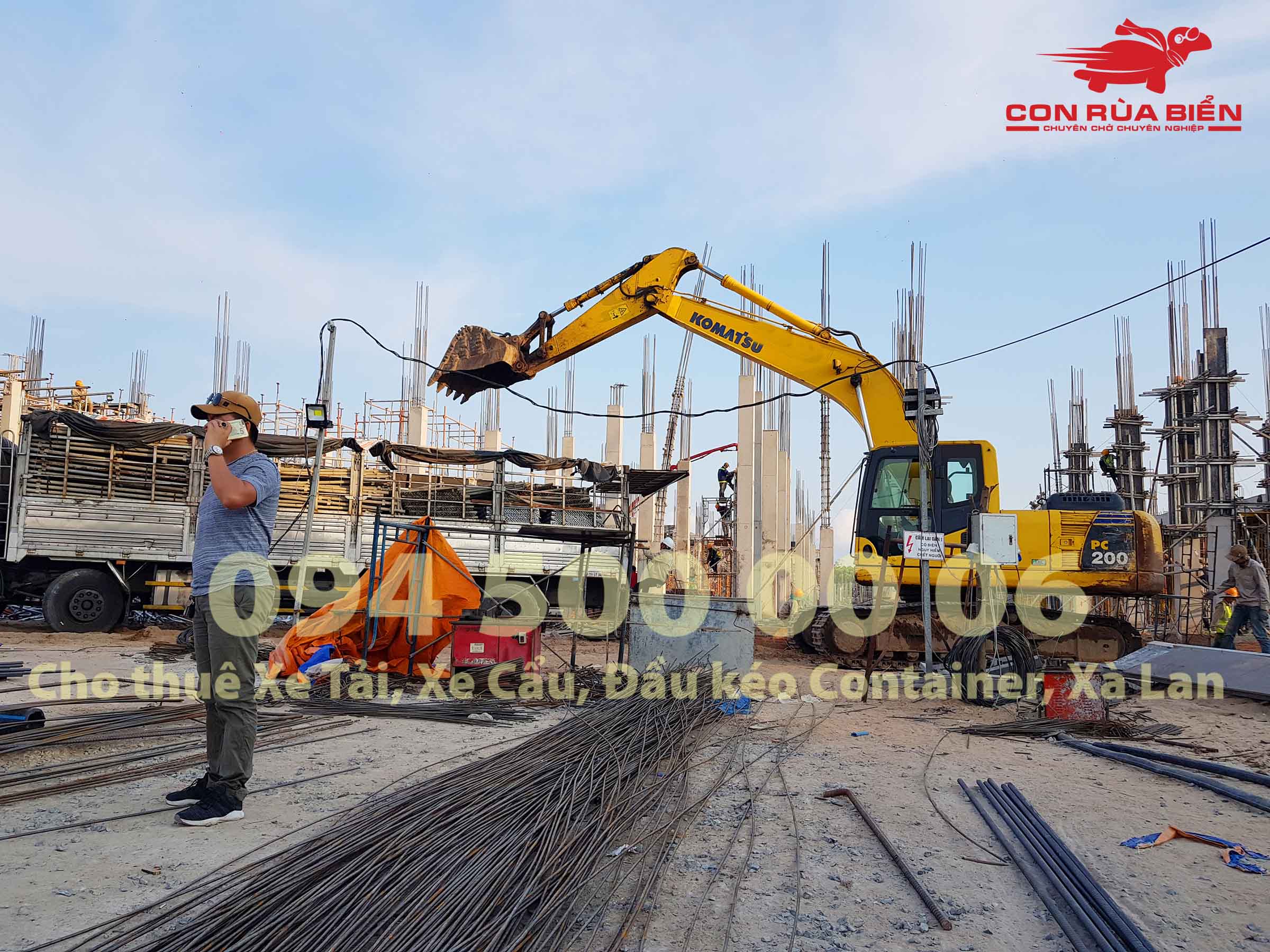 (Ảnh: Dự án vận chuyển Giàn Giáo công trình đi Phú Quốc - Chành xe Phú Quốc - Con Rùa Biển; trong ảnh là cảnh xe cuốc đang đưa giàn giáo từ công trình lên xe tải 20 tấn tại Phú Quốc) (Ảnh: Dự án vận chuyển Giàn Giáo công trình đi Phú Quốc - Chành xe Phú Quốc - Con Rùa Biển; trong ảnh là cảnh xe cuốc đang đưa giàn giáo từ công trình lên xe tải 20 tấn tại Phú Quốc)