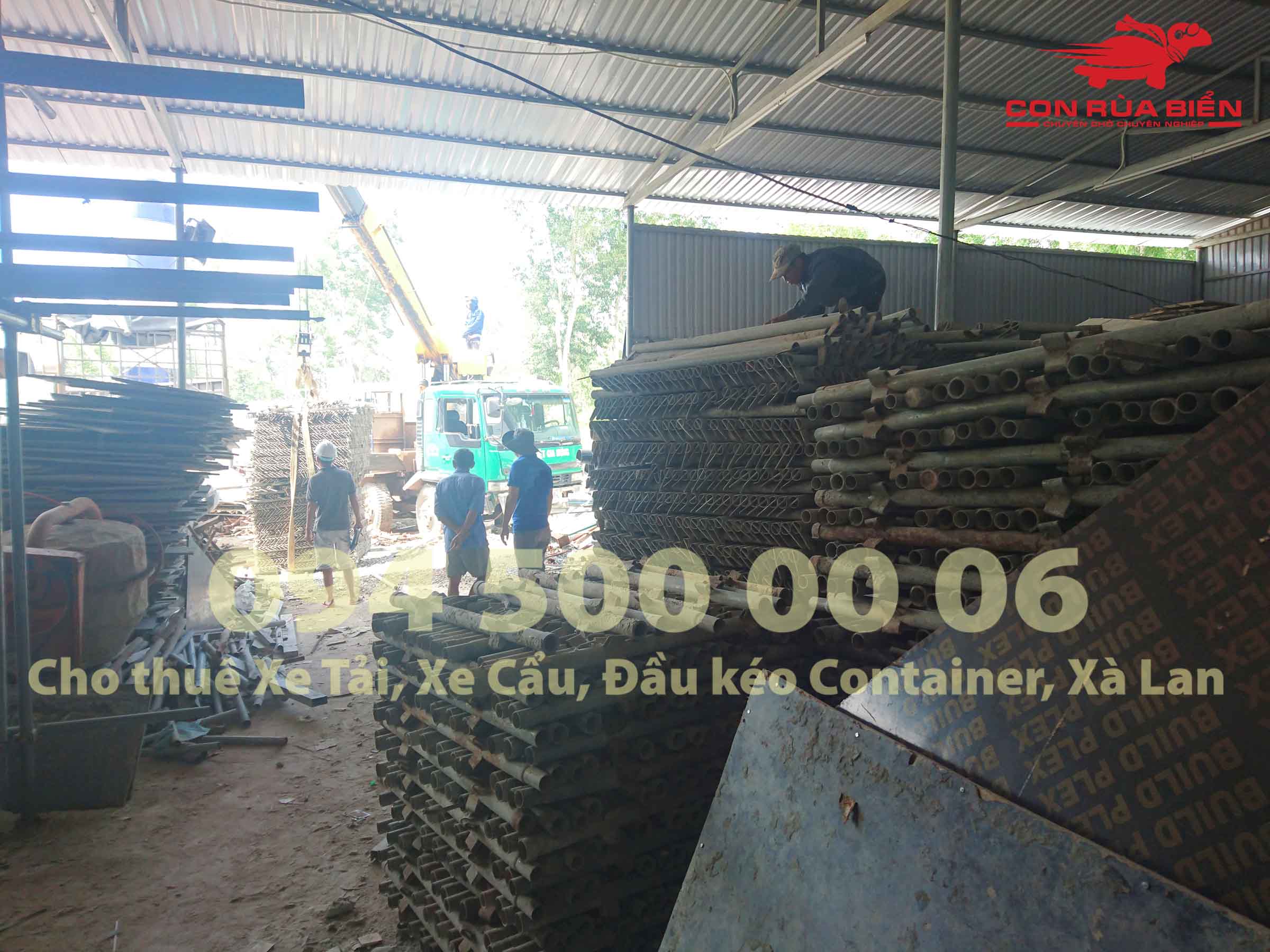 (Ảnh: Dự án vận chuyển Giàn Giáo công trình đi Phú Quốc - Chành xe Phú Quốc - Con Rùa Biển; trong ảnh là cảnh xe cẩu đang đưa hàng giàn giáo tại Gành Dầu Phú Quốc từ dưới kho chứa của công trình lên xe tải loại 15 tấn để vận chuyển giàn giáo từ Phú Quốc về Long An) (Ảnh: Dự án vận chuyển Giàn Giáo công trình đi Phú Quốc - Chành xe Phú Quốc - Con Rùa Biển; trong ảnh là cảnh xe cẩu đang đưa hàng giàn giáo tại Gành Dầu Phú Quốc từ dưới kho chứa của công trình lên xe tải loại 15 tấn để vận chuyển giàn giáo từ Phú Quốc về Long An)
