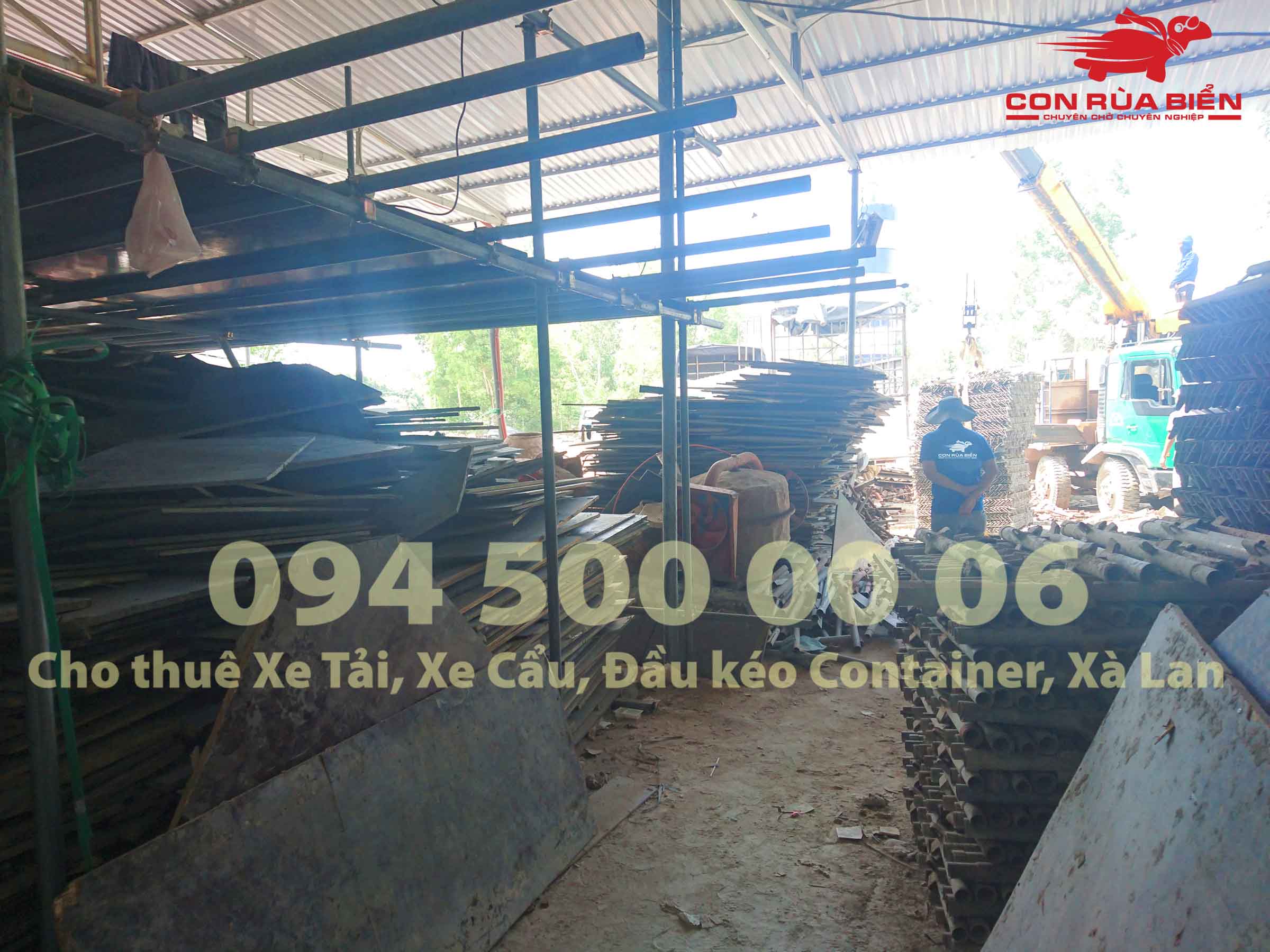 (Ảnh: Dự án vận chuyển Giàn Giáo công trình đi Phú Quốc - Chành xe Phú Quốc - Con Rùa Biển; trong ảnh là cảnh xe cẩu đang đưa hàng giàn giáo tại Gành Dầu Phú Quốc từ dưới kho chứa của công trình lên xe tải loại 15 tấn để vận chuyển giàn giáo từ Phú Quốc về Long An) (Ảnh: Dự án vận chuyển Giàn Giáo công trình đi Phú Quốc - Chành xe Phú Quốc - Con Rùa Biển; trong ảnh là cảnh xe cẩu đang đưa hàng giàn giáo tại Gành Dầu Phú Quốc từ dưới kho chứa của công trình lên xe tải loại 15 tấn để vận chuyển giàn giáo từ Phú Quốc về Long An)