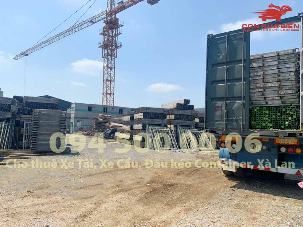 (Ảnh: Dự án vận chuyển Giàn Giáo công trình đi Phú Quốc - Chành xe Phú Quốc - Con Rùa Biển; trong ảnh là cảnh xe xe đầu kéo container mui bạc đi giao giàn giáo tại công trình xây dựng) (Ảnh: Dự án vận chuyển Giàn Giáo công trình đi Phú Quốc - Chành xe Phú Quốc - Con Rùa Biển; trong ảnh là cảnh xe xe đầu kéo container mui bạc đi giao giàn giáo tại công trình xây dựng)