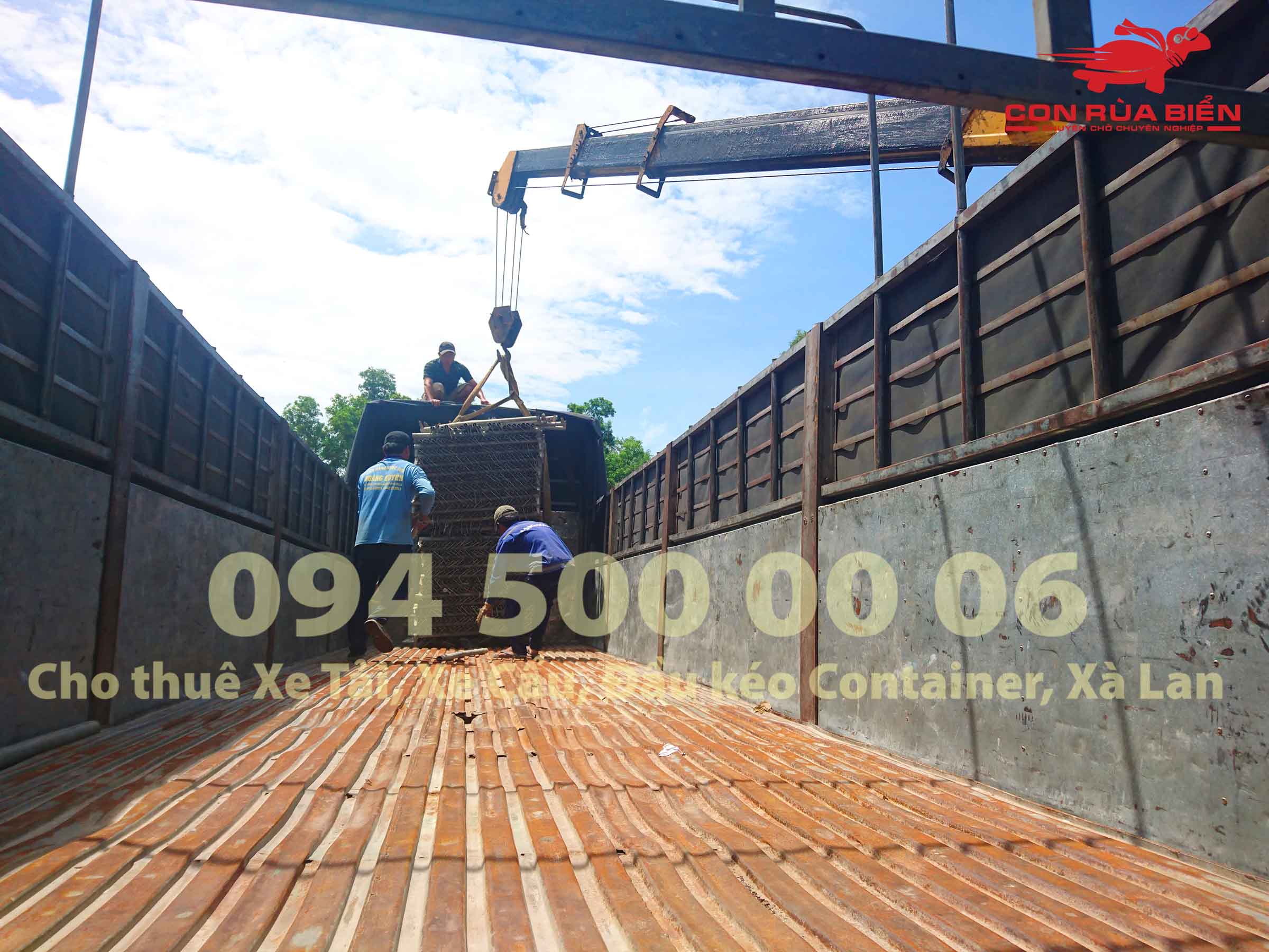 (Ảnh: Dự án vận chuyển Giàn Giáo công trình đi Phú Quốc - Chành xe Phú Quốc - Con Rùa Biển; trong ảnh là cảnh xe cẩu đang đưa hàng giàn giáo tại Gành Dầu Phú Quốc từ dưới kho chứa của công trình lên xe tải loại 15 tấn để vận chuyển giàn giáo từ Phú Quốc về Long An) (Ảnh: Dự án vận chuyển Giàn Giáo công trình đi Phú Quốc - Chành xe Phú Quốc - Con Rùa Biển; trong ảnh là cảnh xe cẩu đang đưa hàng giàn giáo tại Gành Dầu Phú Quốc từ dưới kho chứa của công trình lên xe tải loại 15 tấn để vận chuyển giàn giáo từ Phú Quốc về Long An)