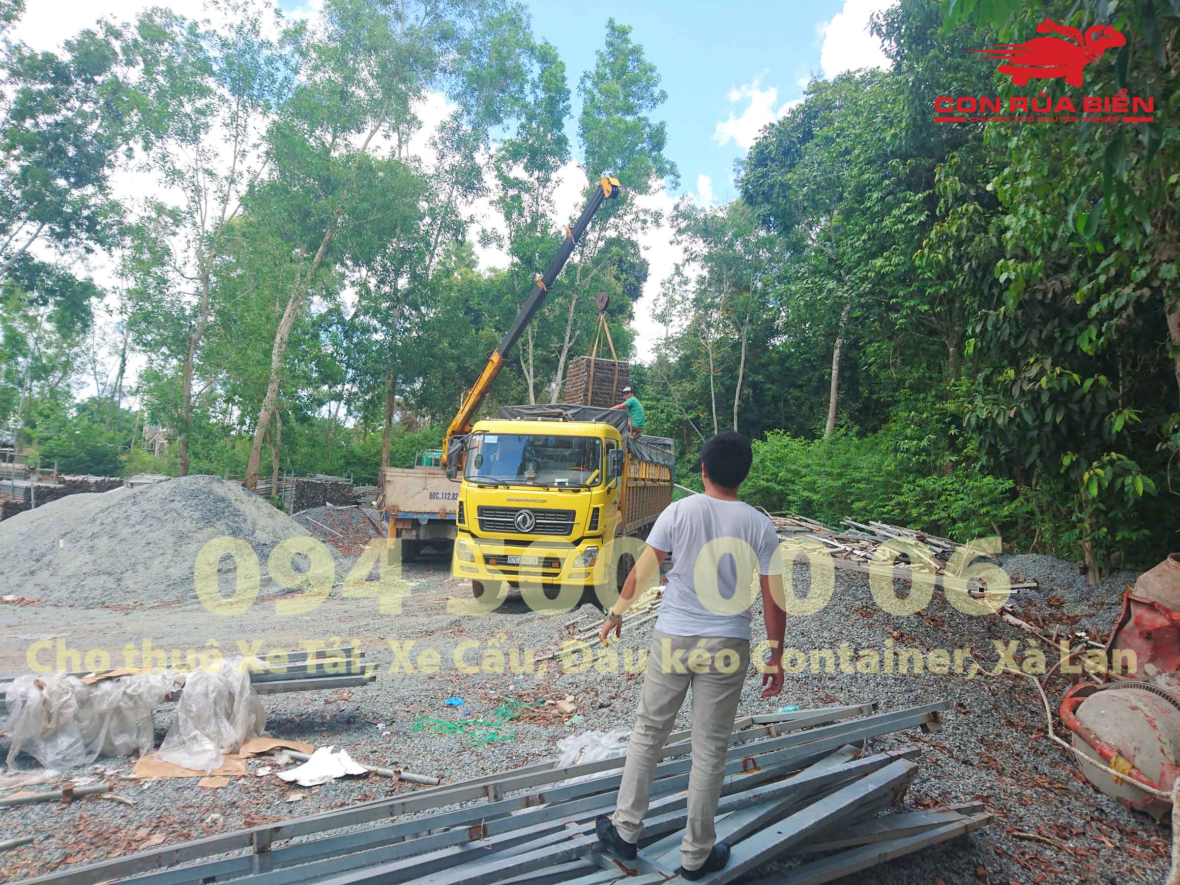 (Ảnh: Dự án vận chuyển Giàn Giáo công trình đi Phú Quốc - Chành xe Phú Quốc - Con Rùa Biển; trong ảnh là cảnh xe cẩu đang đưa hàng giàn giáo tại Cửa Cạn Phú Quốc từ dưới kho chứa của công trình lên xe tải loại 15 tấn để vận chuyển giàn giáo từ Phú Quốc về Bình Dương) (Ảnh: Dự án vận chuyển Giàn Giáo công trình đi Phú Quốc - Chành xe Phú Quốc - Con Rùa Biển; trong ảnh là cảnh xe cẩu đang đưa hàng giàn giáo tại Cửa Cạn Phú Quốc từ dưới kho chứa của công trình lên xe tải loại 15 tấn để vận chuyển giàn giáo từ Phú Quốc về Bình Dương)