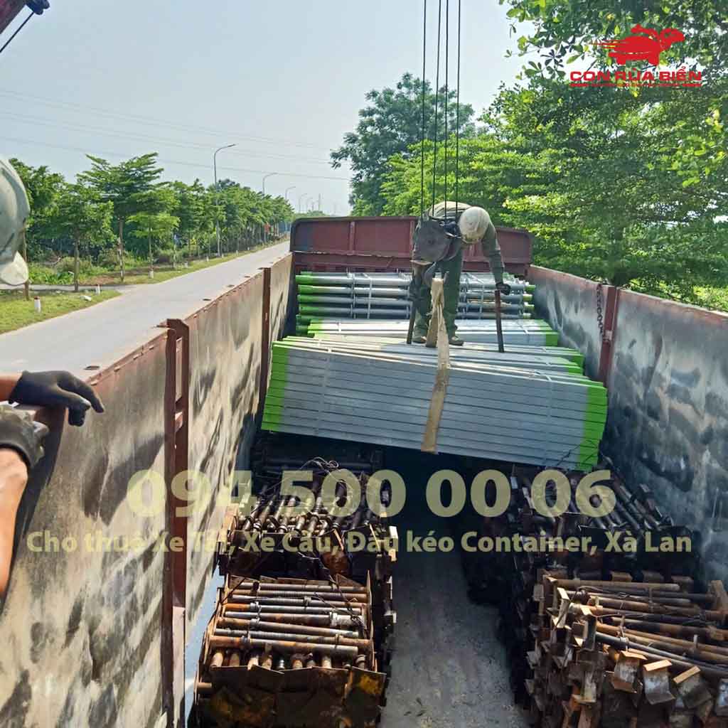(Ảnh: Dự án vận chuyển Giàn Giáo công trình đi Phú Quốc - Chành xe Phú Quốc - Con Rùa Biển; trong ảnh là cảnh xe cẩu đang đưa giàn giáo công trình lên xe đầu kéo container mui bạc) (Ảnh: Dự án vận chuyển Giàn Giáo công trình đi Phú Quốc - Chành xe Phú Quốc - Con Rùa Biển; trong ảnh là cảnh xe cẩu đang đưa giàn giáo công trình lên xe đầu kéo container mui bạc)