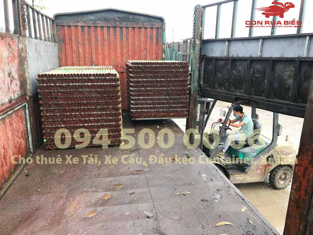 (Ảnh: Dự án vận chuyển Giàn Giáo công trình đi Phú Quốc - Chành xe Phú Quốc - Con Rùa Biển; trong ảnh là cảnh xe nâng đang dưa giàn giáo công trình từ kho lên xe đầu kéo container mui bạc để vận chuyển đến công trình xây dựng) (Ảnh: Dự án vận chuyển Giàn Giáo công trình đi Phú Quốc - Chành xe Phú Quốc - Con Rùa Biển; trong ảnh là cảnh xe nâng đang dưa giàn giáo công trình từ kho lên xe đầu kéo container mui bạc để vận chuyển đến công trình xây dựng)