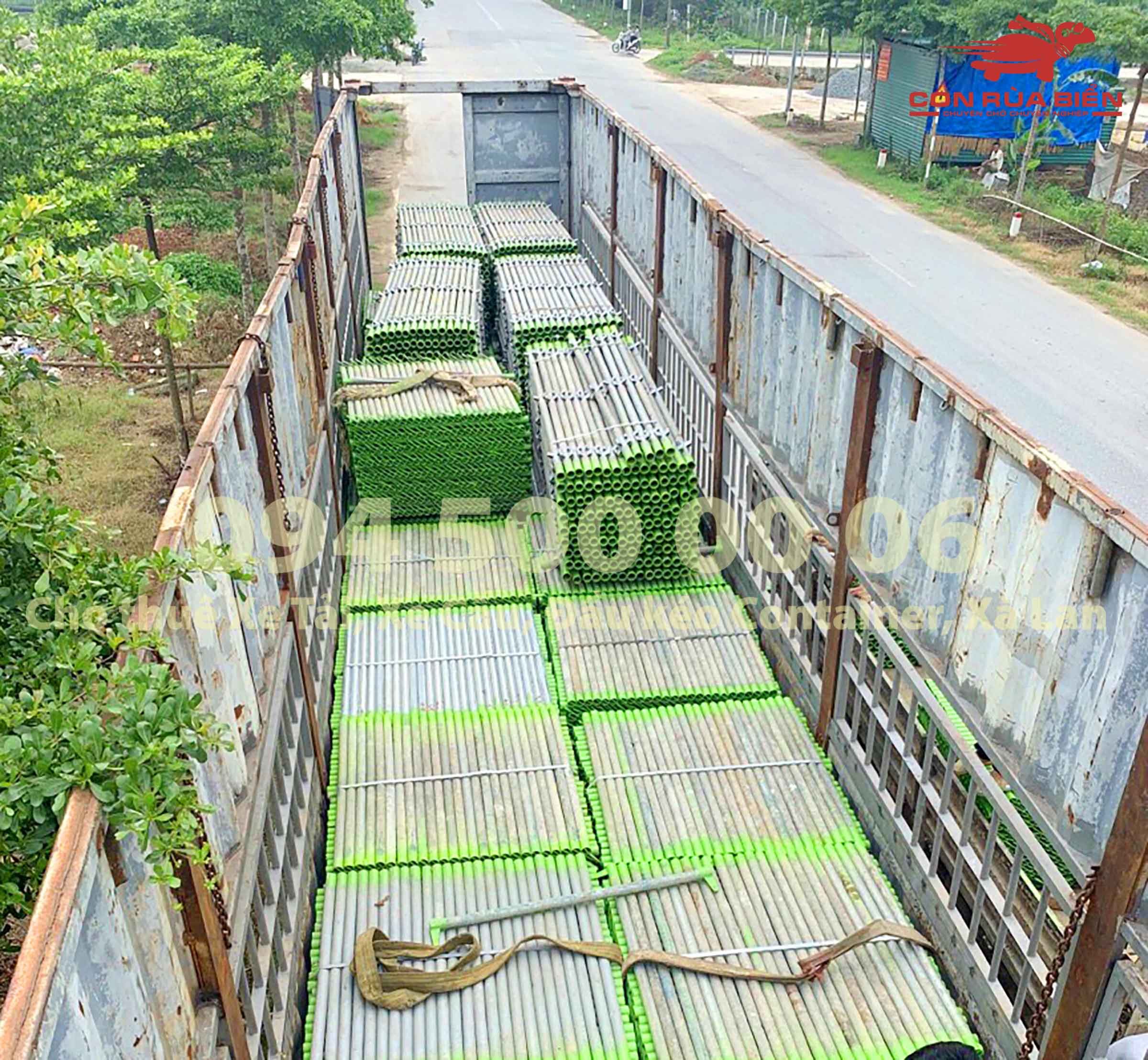 (Ảnh: Dự án vận chuyển Giàn Giáo công trình đi Phú Quốc - Chành xe Phú Quốc - Con Rùa Biển; trong ảnh là cảnh xe đầu kéo container mui bạc đang lên hàng giàn giáo tại công trình) (Ảnh: Dự án vận chuyển Giàn Giáo công trình đi Phú Quốc - Chành xe Phú Quốc - Con Rùa Biển; trong ảnh là cảnh xe đầu kéo container mui bạc đang lên hàng giàn giáo tại công trình)