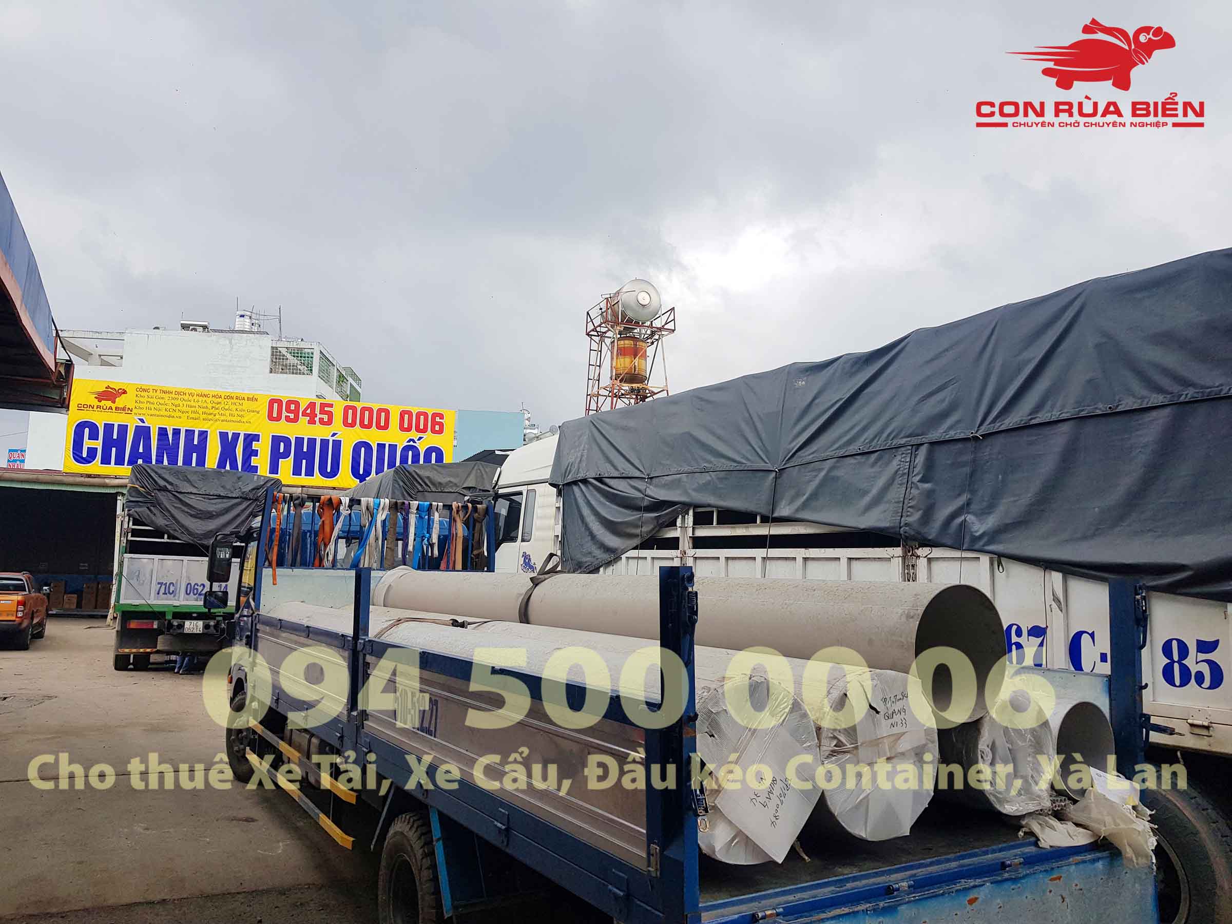 Chành xe đi Phú Quốc, Công ty Con Rùa Biển đang xếp hàng từ Kho HCM lên xe tải để vận chuyển hàng hóa đi Phú Quốc